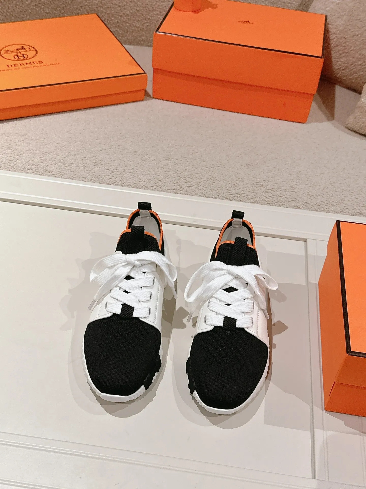 Men's shoes 💰600💰 Hermes top version # Hermès H family classic couple's casual sports shoes Couple's casual sports dad shoes combine high-tech canvas and suede goatskin, and are decorated with an exaggerated "H" letter on the rubber sole. The italic design and bright colors show vitality and continue the brand's design inspiration. Stroll around the city lightly and feel free and comfortable. Exquisitely packaged at the delivery counter 🛍📦 Fabric: Original special material and cow suede Lining: Customized breathable mesh Outsole: Open-molded TPU + rubber foam material Bottom thickness: 3CM Size: 35-45